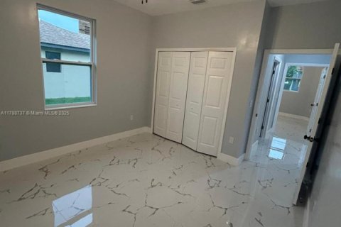 House in Cape Coral, Florida 3 bedrooms № 1959221 - photo 8