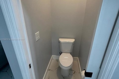 House in Cape Coral, Florida 3 bedrooms № 1959221 - photo 12