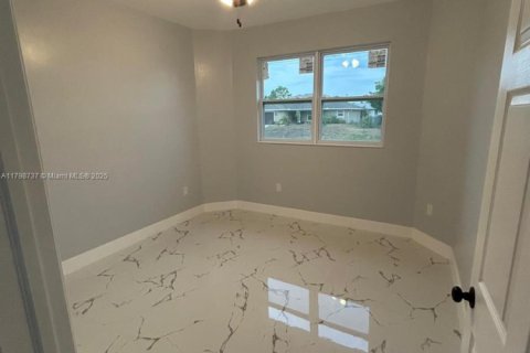 House in Cape Coral, Florida 3 bedrooms № 1959221 - photo 15