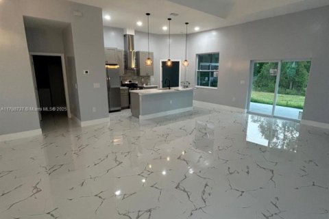 House in Cape Coral, Florida 3 bedrooms № 1959221 - photo 3