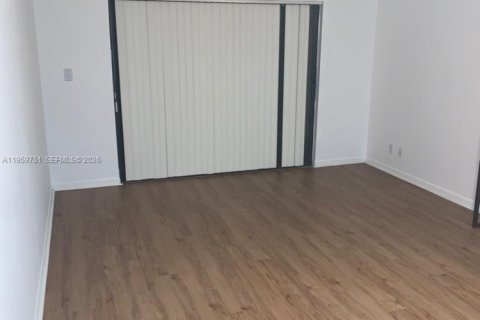 Кондоминиум с 1 спальней в Дорал, Флорида № 2019978