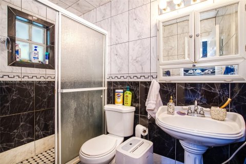 Propiedad comercial en venta en Hallandale Beach, Florida, 211.82 m2 № 2054725 - foto 16