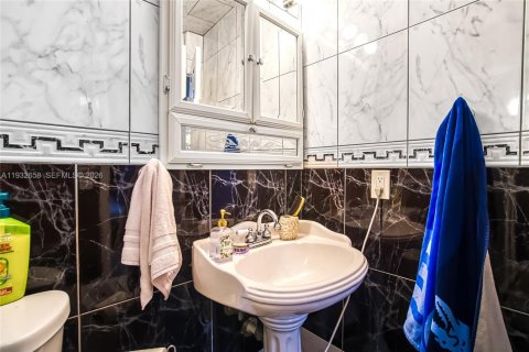 Propiedad comercial en venta en Hallandale Beach, Florida, 211.82 m2 № 2054725 - foto 17