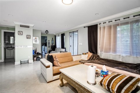 Propiedad comercial en venta en Hallandale Beach, Florida, 211.82 m2 № 2054725 - foto 2