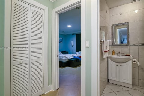 Propiedad comercial en venta en Hallandale Beach, Florida, 211.82 m2 № 2054725 - foto 12