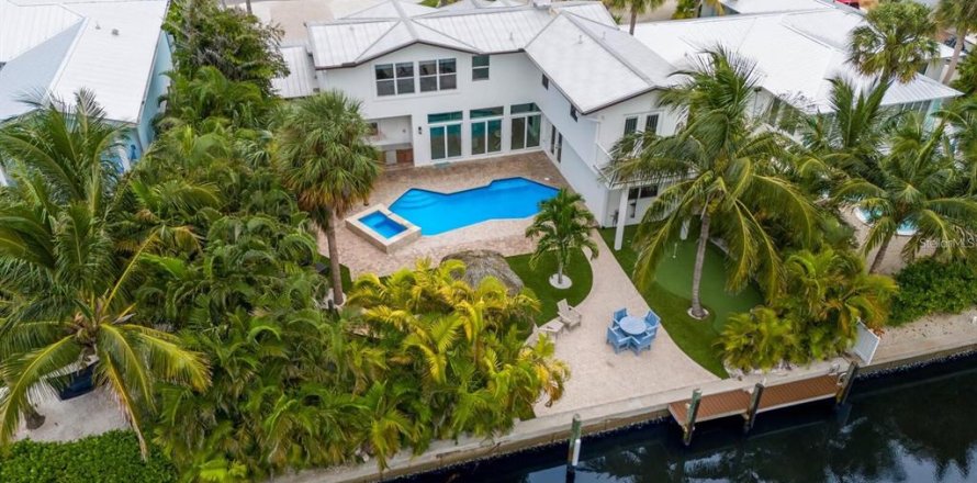 House in Anna Maria, Florida 5 bedrooms, 357.12 sq.m. № 1845210