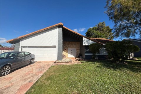 Villa ou maison à louer à Lauderhill, Floride: 3 chambres, 204.38 m2 № 1975961 - photo 1