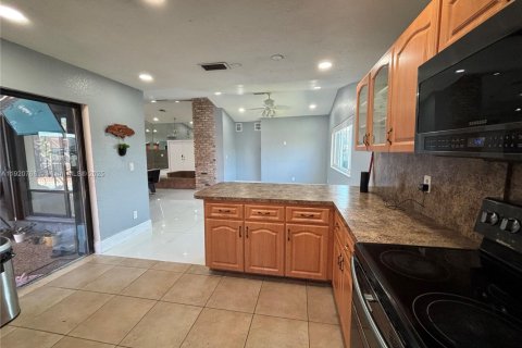 Villa ou maison à louer à Lauderhill, Floride: 3 chambres, 204.38 m2 № 1975961 - photo 20