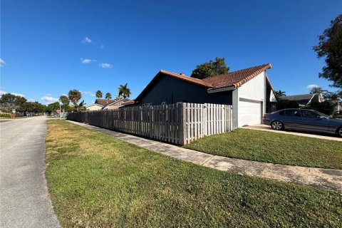 Villa ou maison à louer à Lauderhill, Floride: 3 chambres, 204.38 m2 № 1975961 - photo 3