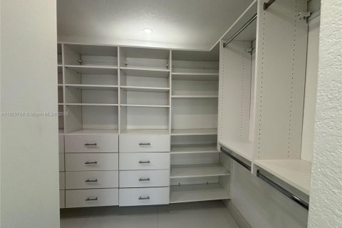 Villa ou maison à louer à Lauderhill, Floride: 3 chambres, 204.38 m2 № 1975961 - photo 30