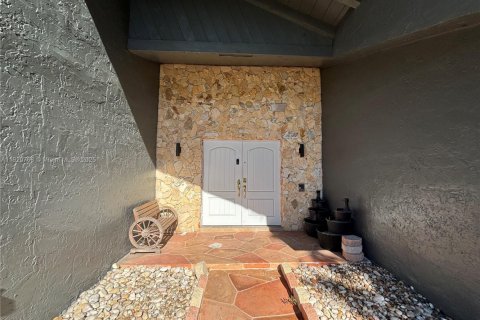 Villa ou maison à louer à Lauderhill, Floride: 3 chambres, 204.38 m2 № 1975961 - photo 11