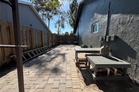 Villa ou maison à louer à Lauderhill, Floride: 3 chambres, 204.38 m2 № 1975961 - photo 10