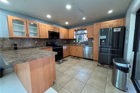 Villa ou maison à louer à Lauderhill, Floride: 3 chambres, 204.38 m2 № 1975961 - photo 18