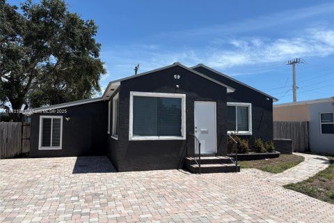 Casa en alquiler en Fort Lauderdale, Florida, 4 dormitorios № 1977597 - foto 1