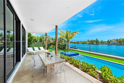 House in Miami Beach, Florida 6 bedrooms, 477.98 sq.m. № 1804135 - photo 16
