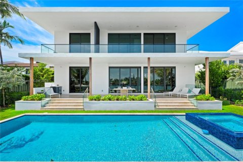 House in Miami Beach, Florida 6 bedrooms, 477.98 sq.m. № 1804135 - photo 19
