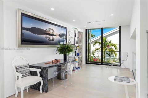 House in Miami Beach, Florida 6 bedrooms, 477.98 sq.m. № 1804135 - photo 26