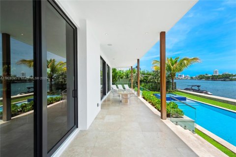 House in Miami Beach, Florida 6 bedrooms, 477.98 sq.m. № 1804135 - photo 17