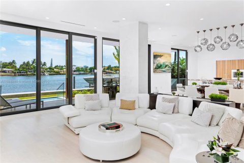House in Miami Beach, Florida 6 bedrooms, 477.98 sq.m. № 1804135 - photo 11