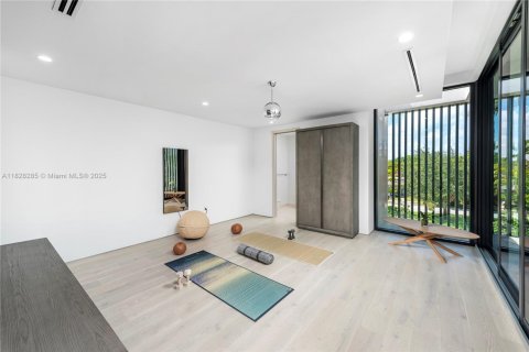 House in Miami Beach, Florida 6 bedrooms, 477.98 sq.m. № 1804135 - photo 28