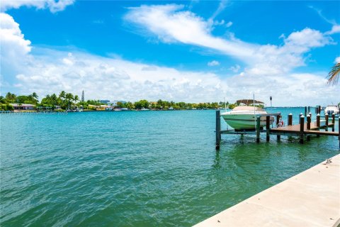 House in Miami Beach, Florida 6 bedrooms, 477.98 sq.m. № 1804135 - photo 22