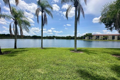 Condo in Pembroke Pines, Florida, 2 bedrooms  № 1755762 - photo 9