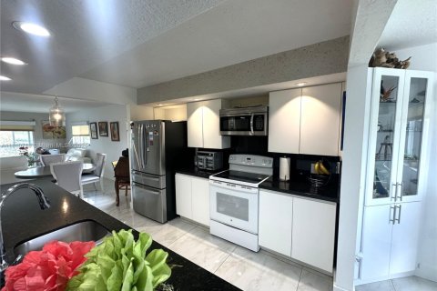 Condo in Pembroke Pines, Florida, 2 bedrooms  № 1755762 - photo 2