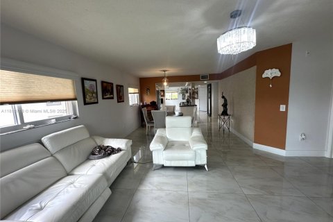 Condo in Pembroke Pines, Florida, 2 bedrooms  № 1755762 - photo 7