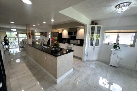 Condo in Pembroke Pines, Florida, 2 bedrooms  № 1755762 - photo 1