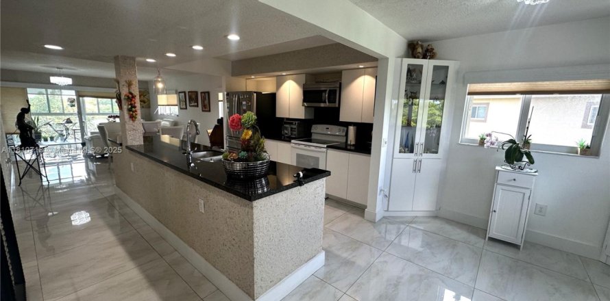Condo in Pembroke Pines, Florida, 2 bedrooms  № 1755762