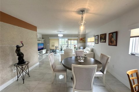 Condo in Pembroke Pines, Florida, 2 bedrooms  № 1755762 - photo 5