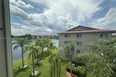 Condo in Pembroke Pines, Florida, 2 bedrooms  № 1755762 - photo 20