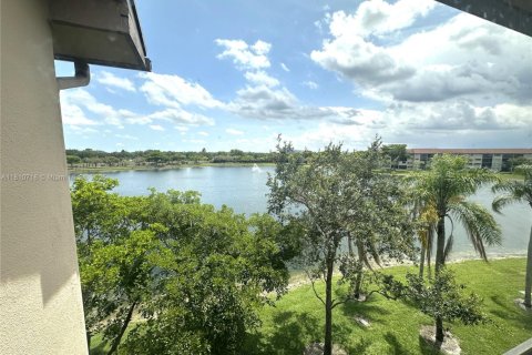 Condo in Pembroke Pines, Florida, 2 bedrooms  № 1755762 - photo 15