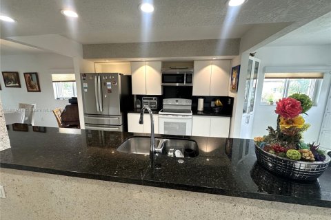 Condo in Pembroke Pines, Florida, 2 bedrooms  № 1755762 - photo 3
