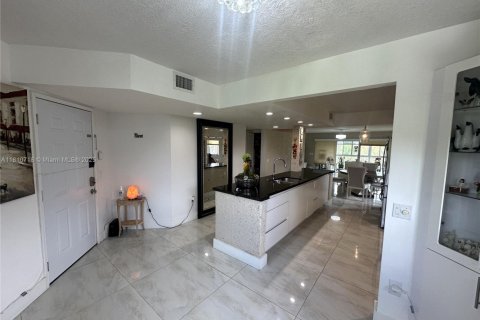 Condo in Pembroke Pines, Florida, 2 bedrooms  № 1755762 - photo 4