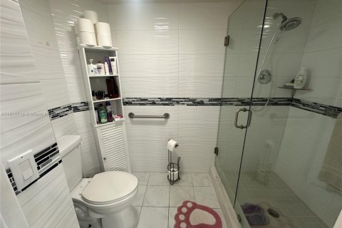 Condo in Pembroke Pines, Florida, 2 bedrooms  № 1755762 - photo 11