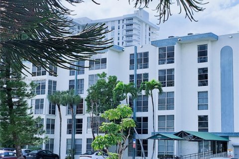 Condo in Sunny Isles Beach, Florida, 1 bedroom  № 2001887 - photo 5