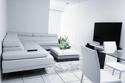 Condo in Sunny Isles Beach, Florida, 1 bedroom  № 2001887 - photo 2