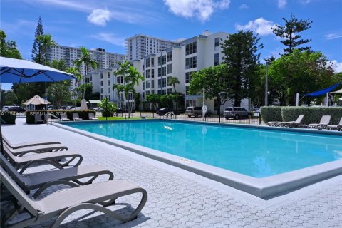 Condo in Sunny Isles Beach, Florida, 1 bedroom  № 2001887