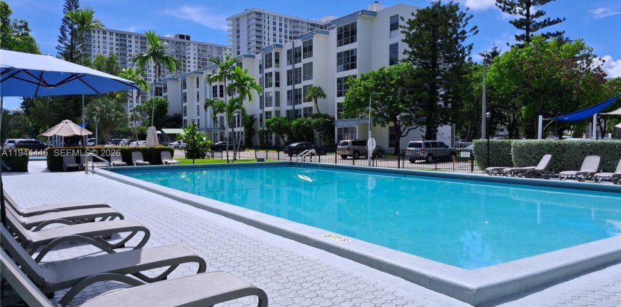 Condo in Sunny Isles Beach, Florida, 1 bedroom  № 2001887