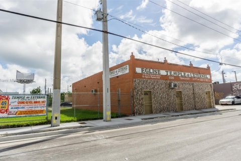 Propiedad comercial en venta en Miami, Florida № 1962007 - foto 3