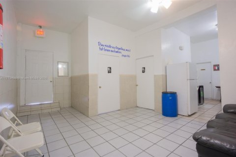 Propiedad comercial en venta en Miami, Florida № 1962007 - foto 5