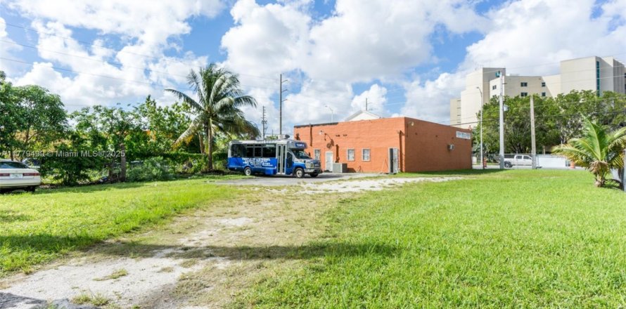 Propiedad comercial en Miami, Florida № 1962007