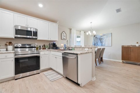 House in Auburndale, Florida 3 bedrooms, 120.59 sq.m. № 2379147 - photo 9