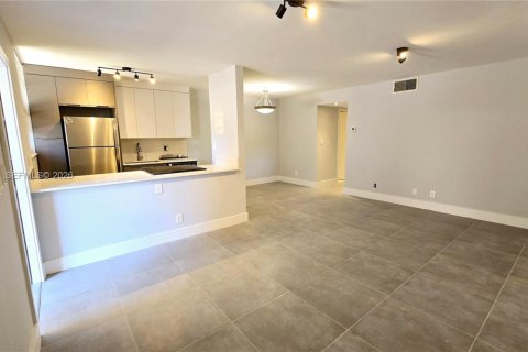 Condominio en venta en Hollywood, Florida, 1 dormitorio, 63.92 m2 № 2055874 - foto 2