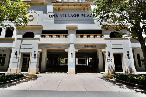 Condominio en alquiler en Coral Gables, Florida, 2 dormitorios, 99.03 m2 № 1855145 - foto 1