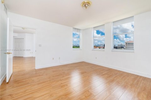 Condominio en alquiler en Coral Gables, Florida, 2 dormitorios, 99.03 m2 № 1855145 - foto 16