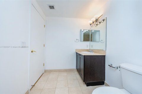 Condominio en alquiler en Coral Gables, Florida, 2 dormitorios, 99.03 m2 № 1855145 - foto 25