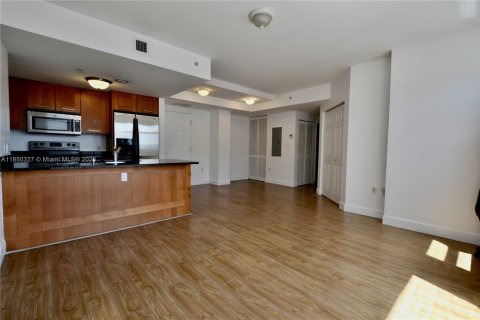 Condominio en alquiler en Coral Gables, Florida, 2 dormitorios, 99.03 m2 № 1855145 - foto 5