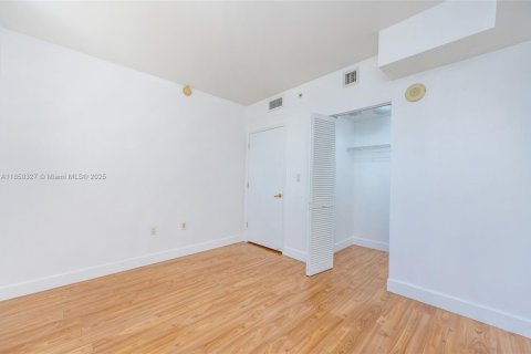 Condominio en alquiler en Coral Gables, Florida, 2 dormitorios, 99.03 m2 № 1855145 - foto 27